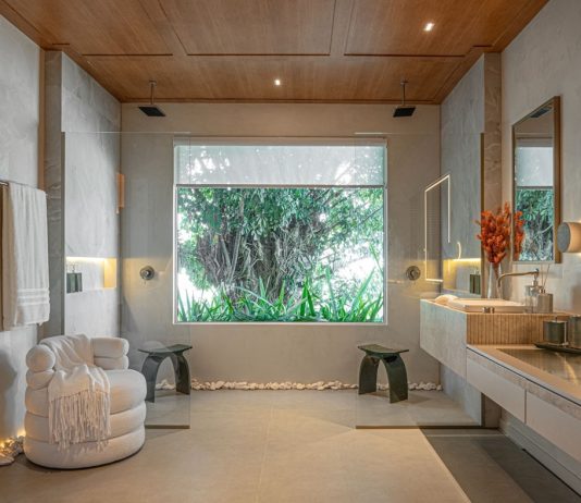 Na CASACOR SC, banheiros surpreendem e revelam o poder do design como refúgio Projeto: Maria Eduarda Werlich e Danielle Ceriotti | Cápsulas Refúgio é um dos destaques da CASACOR Santa Catarina