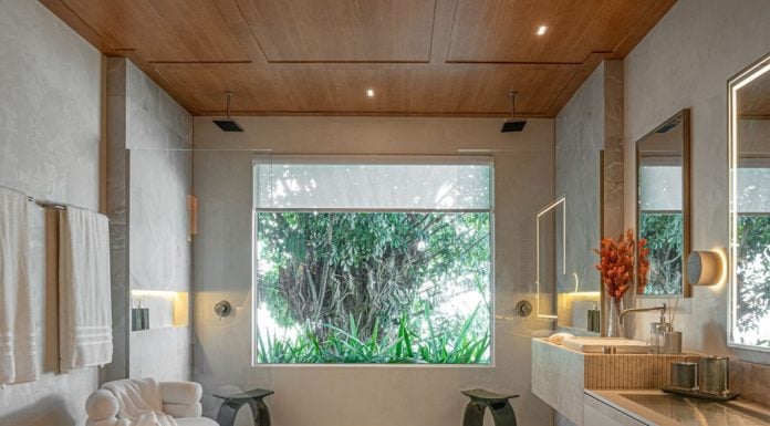 Na CASACOR SC, banheiros surpreendem e revelam o poder do design como refúgio Projeto: Maria Eduarda Werlich e Danielle Ceriotti | Cápsulas Refúgio é um dos destaques da CASACOR Santa Catarina