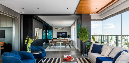 Um lar nas alturas: Érica Salguero reforma apartamento em condomínio residencial mais alto de São Paulo Projeto une elegância e personalidade com varanda gourmet, sala de TV e pórtico preto na entrada do local