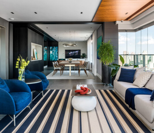 Um lar nas alturas: Érica Salguero reforma apartamento em condomínio residencial mais alto de São Paulo Projeto une elegância e personalidade com varanda gourmet, sala de TV e pórtico preto na entrada do local