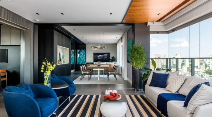 Um lar nas alturas: Érica Salguero reforma apartamento em condomínio residencial mais alto de São Paulo Projeto une elegância e personalidade com varanda gourmet, sala de TV e pórtico preto na entrada do local