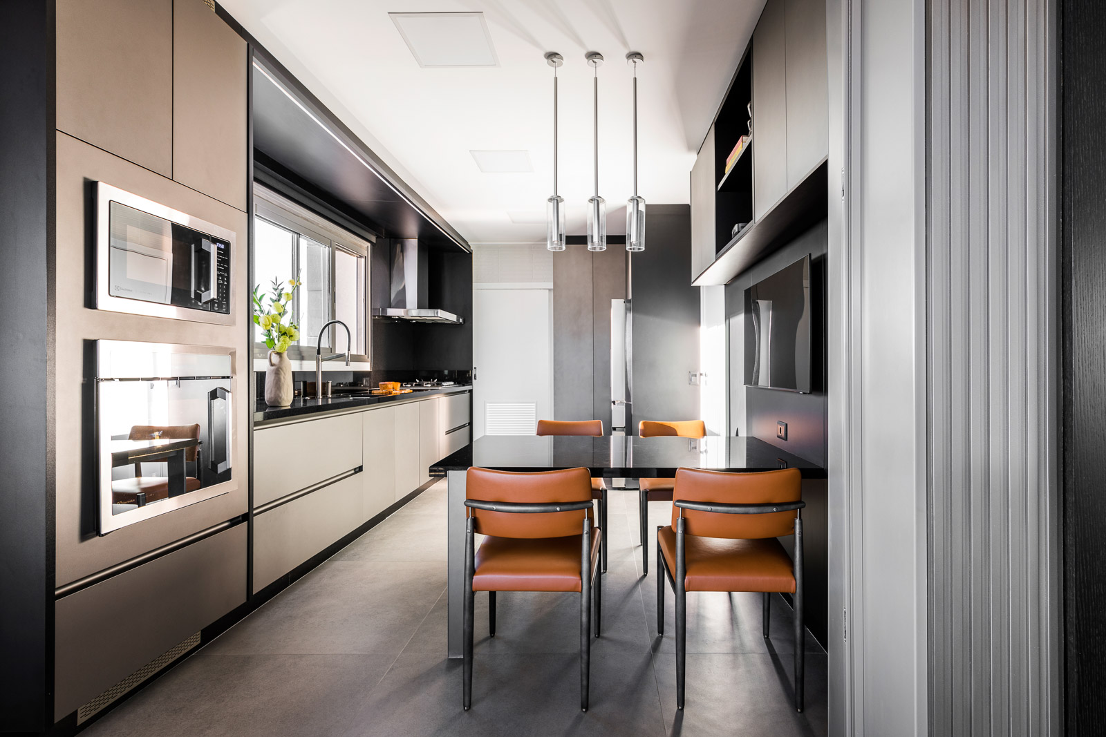 Uma cozinha minimalista e moderna com soluções que trazer praticidade no dia a dia da família