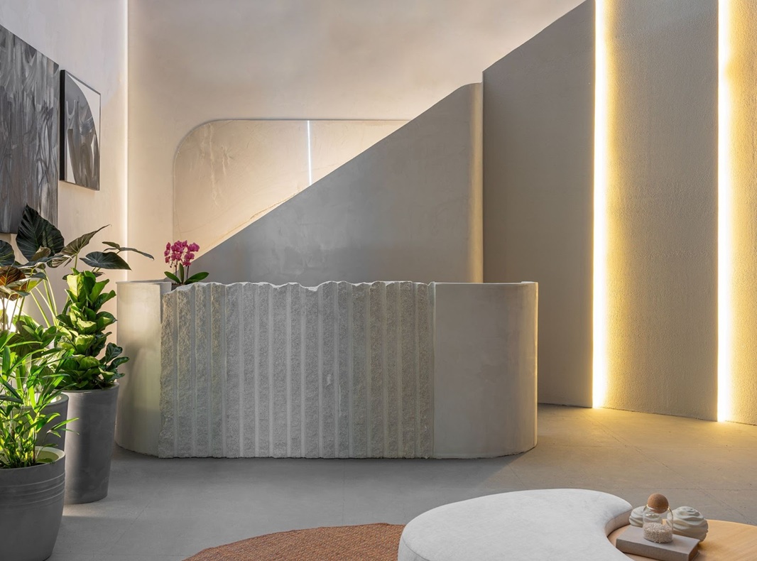 Projeto: PB3 Arquitetura e Interiores | Na bilheteria, paleta suave de tons cinza e pedras claras criam atmosfera onírica e acolhedora.