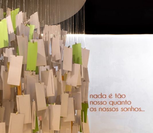 Jardim do Imaginário: hall e bilheteria convidam o público a sonhar na CASACOR SC | Florianópolis 2025 Projeto: PB3 Arquitetura e Interiores | A árvore dos sonhos é uma escultura interativa que cresce e se transforma durante a mostra