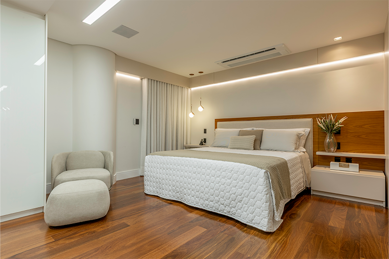 A suíte master foi ampliada com a integração da sacada, ganhando conforto e luminosidade e um banheiro amplo.