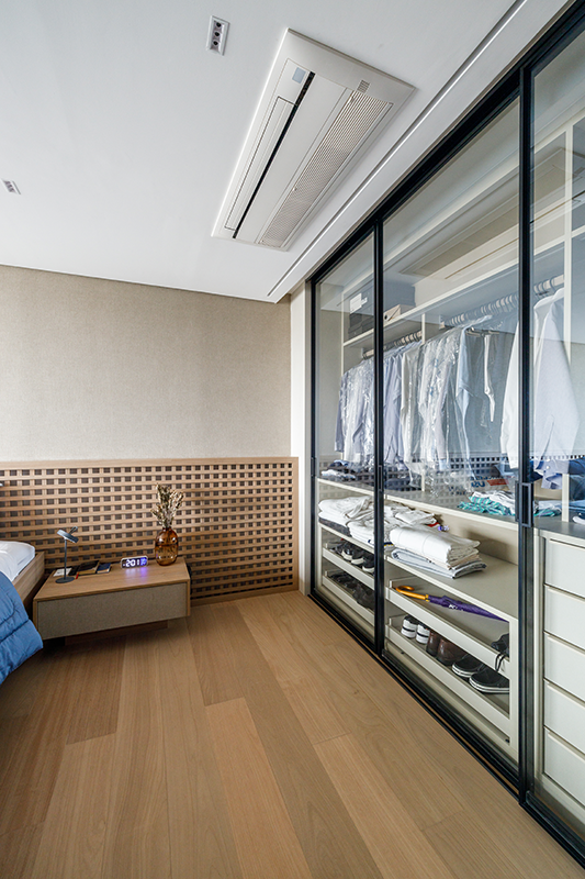 Projeto: Yannick Athia | esta suíte, a cabeceira em muxarabi e o armário de vidro se tornam os protagonistas do ambiente.