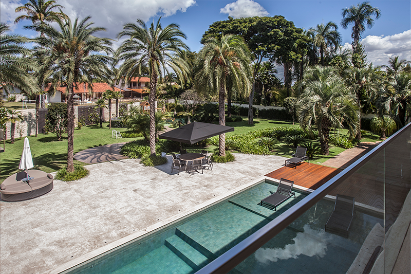 É importante manter uma distância razoável entre a borda da piscina e as espécies cultivadas, de modo a facilitar a manutenção do local. Para que o projeto fique perfeito, vale escolher plantas com folhagens mais resistentes e de menor manutenção.