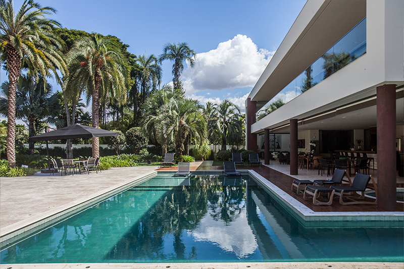 É importante manter uma distância razoável entre a borda da piscina e as espécies cultivadas, de modo a facilitar a manutenção do local. Para que o projeto fique perfeito, vale escolher plantas com folhagens mais resistentes e de menor manutenção.