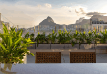 Entre o verde e a luz: paisagismo conecta cobertura à natureza com leveza e sutileza Com vista privilegiada para o Cristo Redentor, o paisagista utilizou elementos que valorizassem a vista com plantas que chegam até o guarda-corpo