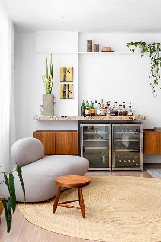 Nos ambientes internos, as plantas surgem como um frescor em perfeita harmonia e diálogo com os ambientes. 