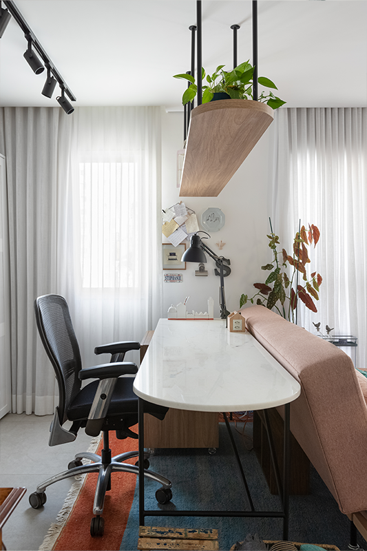 Projeto: Studio Monfré | Na área social a moradora optou por integrar um home-office junto ao espaço da sala.