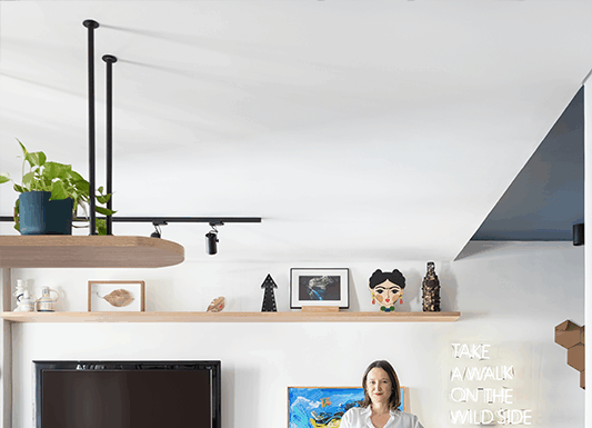 Reformar para recomeçar: apartamento em Perdizes reflete memórias e afeto com projeto do Studio Monfré Arquitetura Projeto: Studio Monfré | Na área social a moradora optou por integrar um home-office junto ao espaço da sala.