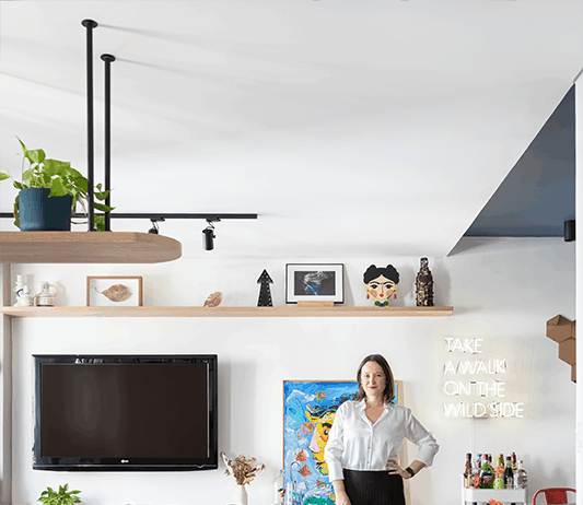 Reformar para recomeçar: apartamento em Perdizes reflete memórias e afeto com projeto do Studio Monfré Arquitetura Projeto: Studio Monfré | Na área social a moradora optou por integrar um home-office junto ao espaço da sala.
