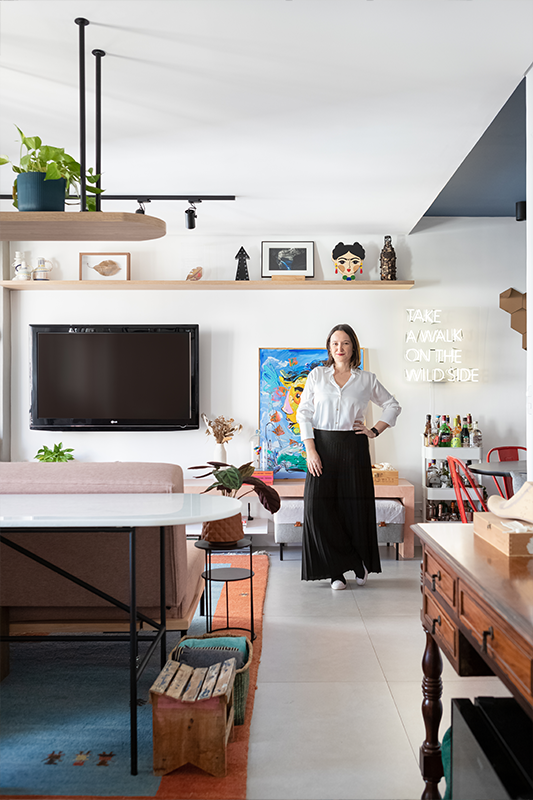 Projeto: Studio Monfré | Na área social a moradora optou por integrar um home-office junto ao espaço da sala.