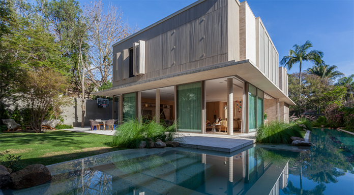 Luz, acolhimento e arte: BZP Arquitetura assina residência contemporânea em São Paulo rodeada por jardins Projeto: BZP Arquitetura | Residência em São Paulo assinada pelo escritório BZP Arquitetura, com arquitetura contemporânea, integração dos espaços e forte relação com os jardins.
