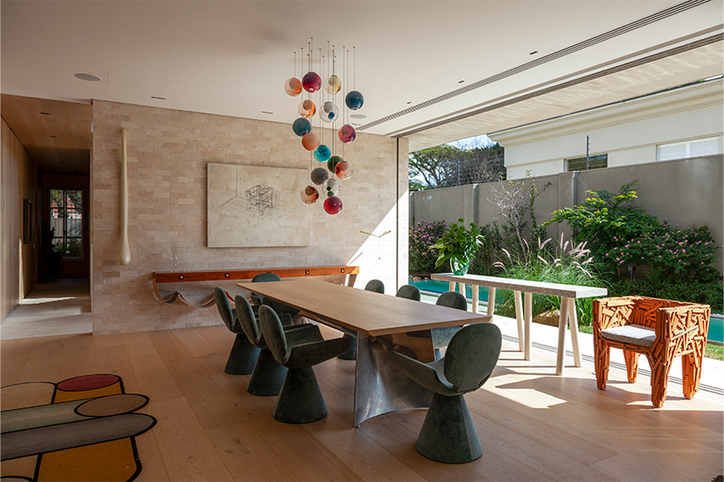 Projeto: BZP Arquitetura | Integrada às áreas sociais do térreo, a sala de jantar traduz a proposta da residência de valorizar amplitude, luz natural e conexão com os jardins