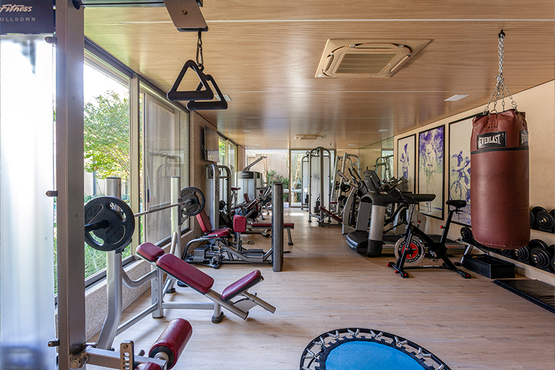 Projeto: BZP Arquitetura | Localizada na edícula, nos fundos do terreno, a academia integra a proposta de bem-estar da residência