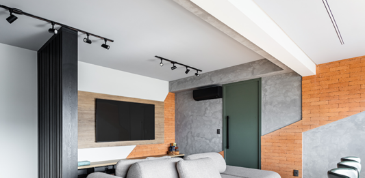 Elegância urbana em apartamento de 90m² no Morumbi Projeto: Camila Palladino| O hall de entrada com luz lateral e divisória em madeira preta que introduz a paleta urbana e sofisticada do projeto ao entrar na sala.