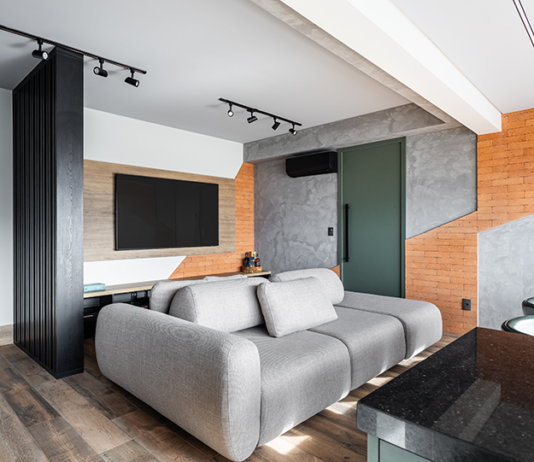 Elegância urbana em apartamento de 90m² no Morumbi Projeto: Camila Palladino| O hall de entrada com luz lateral e divisória em madeira preta que introduz a paleta urbana e sofisticada do projeto ao entrar na sala.