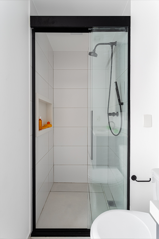 Projeto: Camila Palladino| Paleta clean com marcenaria em azul e metais pretos cria um visual leve e contemporâneo, alinhado ao quarto que integra funcionalidade e identidade jovem.