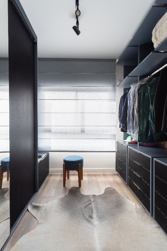 Projeto: Camila Palladino| Neste quarto a parede em azul profundo texturizado, cabeceira em couro caramelo e iluminação suave criam uma suíte sensorial e acolhedora. Além de um closet amplo para maior funcionalidade no dia a dia.