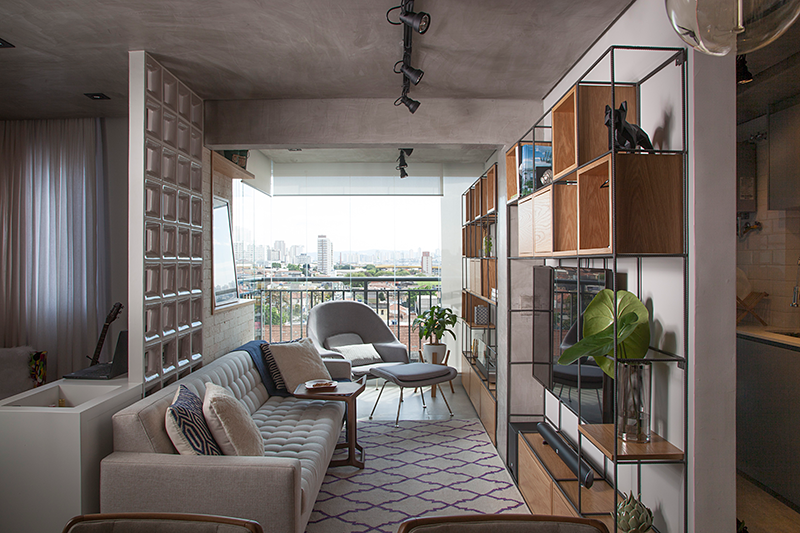 Projeto BMA Studio | Integrados, os ambientes são marcados pela estética industrial, com efeito de cimento queimado no piso e no teto, parede revestida de bricks e dutos elétricos aparentes