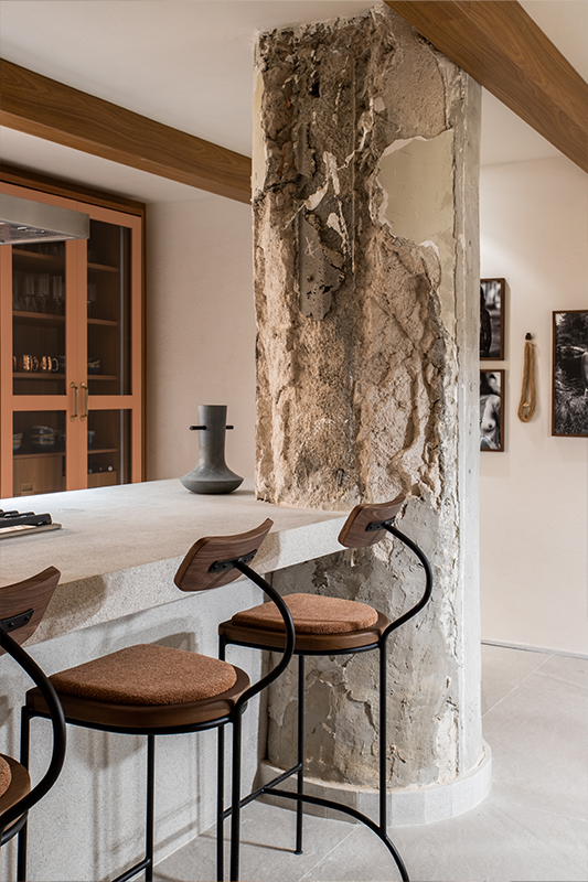 Projeto BMA Studio | O pilar bruto, original do Conjunto Nacional, foi mantido em evidência para dar realce à cozinha que o arquiteto Bruno Moraes construiu em sua primeira participação na CASACOR São Paulo, em 2023