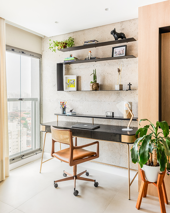 Projeto BMA Studio | No home office deste apartamento, Bruno Moraes preservou o concreto aparente na parede, parte da história do prédio e elemento fundamental do projeto, que mistura o estilo contemporâneo com o detalhes industriais