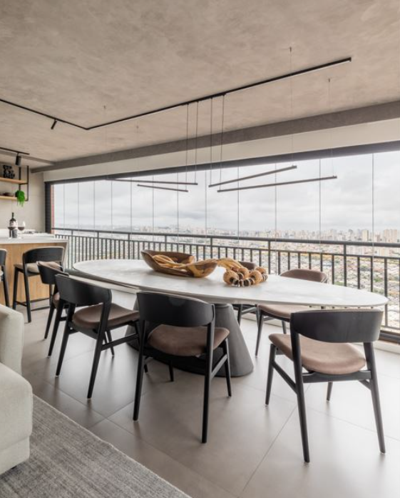 Projeto BMA Studio | Nos projetos de reforma onde a expectativa é conquistar um efeito modernista, a aparência do cimento queimado é uma aposta certa, como nessa varanda integrada com o estar elaborada pelo arquiteto Bruno Moraes