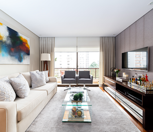 Arquiteta explica como usar a cor de 2026 na arquitetura e na decoração Projeto Camila Palladino | Neste projeto, objetos decorativos com cor adicionam um toque de personalidade na sala.