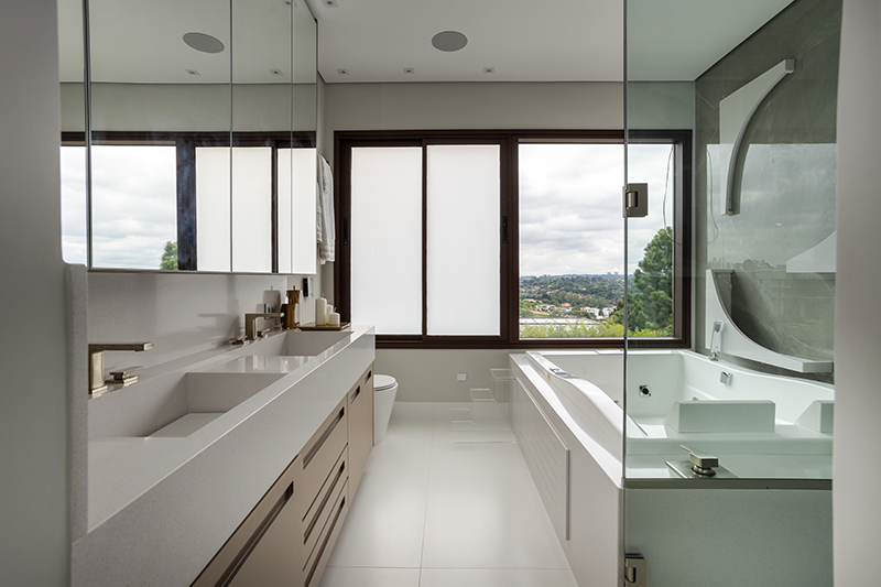 Projeto Meneghisso & Pasquotto Arquitetura |Na suíte do casal, os arquitetos Alexandre Pasquotto e Mariana Meneghisso anteciparam as saídas para a banheira, ducha dupla e bancada dupla 