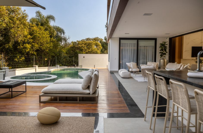 Projeto Meneghisso & Pasquotto Arquitetura |Na área de lazer deste projeto, a piscina e o ofurô demandam sistemas independentes de abastecimento, escoamento e drenagem | Projeto Meneghisso & Pasquotto Arquitetura | Foto: JP Image