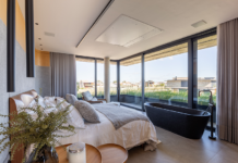 Suíte master: o novo refúgio das férias dentro de casa Projeto: Mayresse Arquitetura | A suíte master da Casa Terroir traduz o conceito de refúgio minimalista, com vista para a piscina, luz natural abundante e materiais quentes que criam uma atmosfera serena e contemplativa.