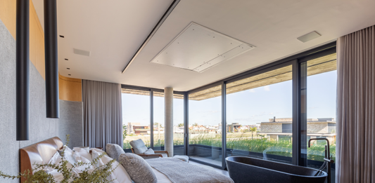 Suíte master: o novo refúgio das férias dentro de casa Projeto: Mayresse Arquitetura | A suíte master da Casa Terroir traduz o conceito de refúgio minimalista, com vista para a piscina, luz natural abundante e materiais quentes que criam uma atmosfera serena e contemplativa.