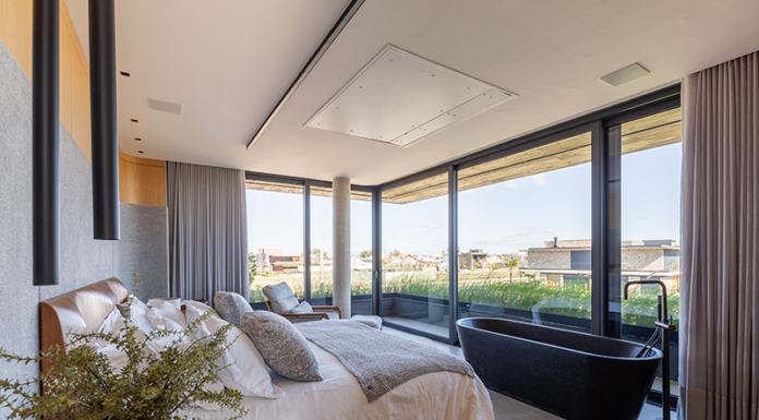 Suíte master: o novo refúgio das férias dentro de casa Projeto: Mayresse Arquitetura | A suíte master da Casa Terroir traduz o conceito de refúgio minimalista, com vista para a piscina, luz natural abundante e materiais quentes que criam uma atmosfera serena e contemplativa.