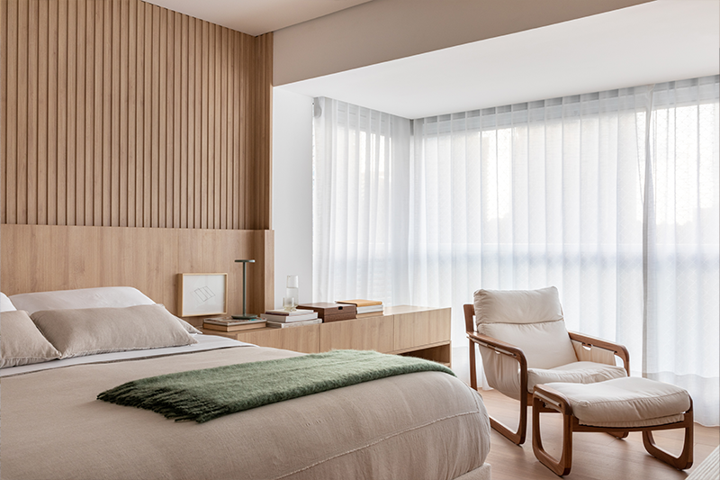 Projeto: Ticiane Lima |Integrada à varanda, a suíte master ganha amplitude e fluidez, combinando luz natural, materiais sensoriais e iluminação indireta para criar um espaço íntimo e acolhedor.