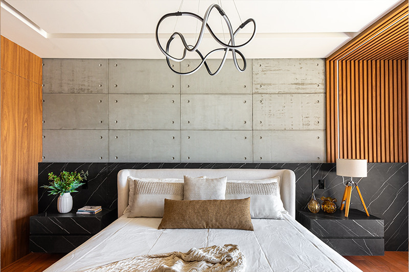 Projeto: Fernanda Rubatino (Rubatino Arquitetura) | O concreto aparente estrutura a linguagem da suíte master e ganha equilíbrio com a presença da madeira natural e da iluminação indireta, que suavizam o ambiente e ampliam a sensação de aconchego.