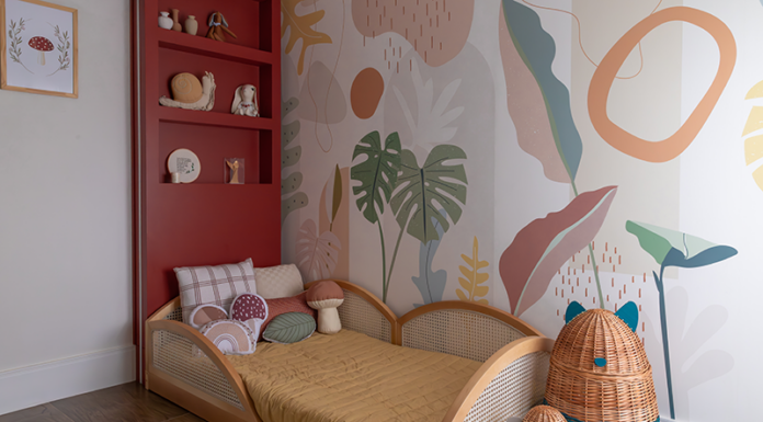Quarto Forest: quando o vermelho queimado transforma o infantil em contemporâneo assinado pela TT Interiores Projeto: TT Interiores| A cama montessoriana baixa, com detalhes em palhinha, reforça autonomia, segurança e liberdade de movimento para acompanhar o crescimento da criança.
