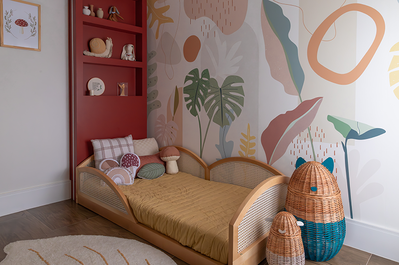 Projeto: TT Interiores| A cama montessoriana baixa, com detalhes em palhinha, reforça autonomia, segurança e liberdade de movimento para acompanhar o crescimento da criança.