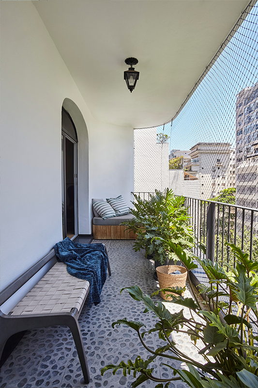 Projeto: Juliana Fabrizzi | O piso com pedras naturais misturadas com porcelanato criou atmosfera de praça para apartamento.