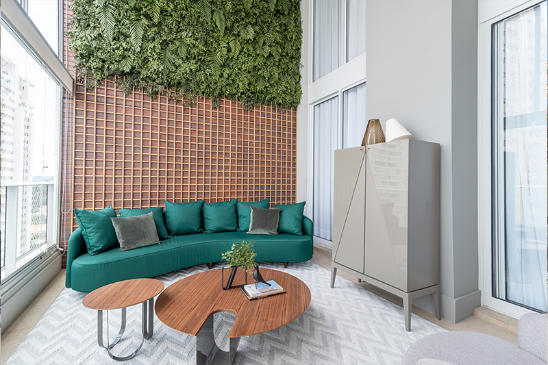 Projeto: Sabrina Salles | A paleta com tons neutros como o cinza valorizou sofá verde e trouxe sofisticação para o cômodo em apartamento.