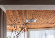 Varandas e terraços pensados para recarregar as energias Projeto: Cilene Lupi | O teto revestido com madeira combinado com sofá suspenso laranja são pontos de cor e elementos que transmitem conforto para varanda.