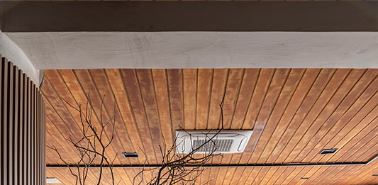 Varandas e terraços pensados para recarregar as energias Projeto: Cilene Lupi | O teto revestido com madeira combinado com sofá suspenso laranja são pontos de cor e elementos que transmitem conforto para varanda.