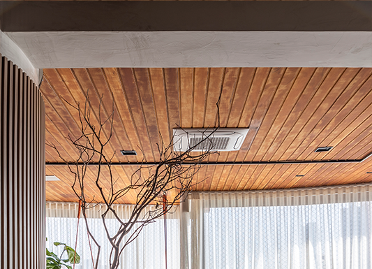 Varandas e terraços pensados para recarregar as energias Projeto: Cilene Lupi | O teto revestido com madeira combinado com sofá suspenso laranja são pontos de cor e elementos que transmitem conforto para varanda.