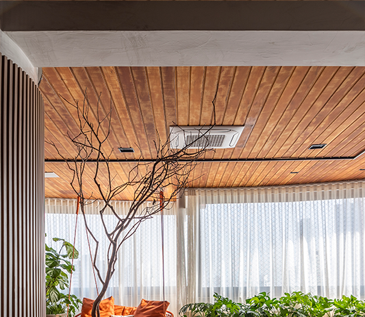 Varandas e terraços pensados para recarregar as energias Projeto: Cilene Lupi | O teto revestido com madeira combinado com sofá suspenso laranja são pontos de cor e elementos que transmitem conforto para varanda.