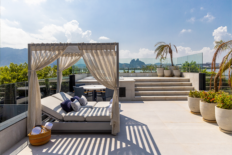 Projeto: Érica Salguero | O bangalô pode ser um aliado para dias ensolarados, como nessa varanda com vista para o Rio de Janeiro.