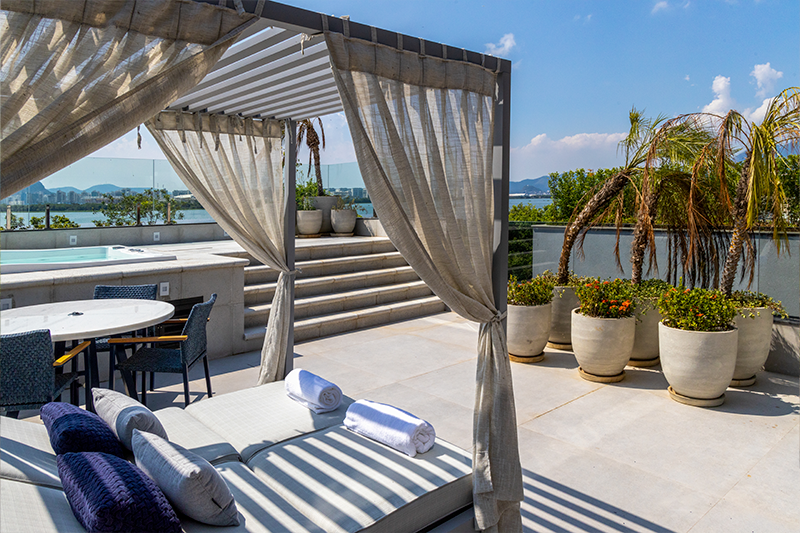 Projeto: Érica Salguero | O bangalô pode ser um aliado para dias ensolarados, como nessa varanda com vista para o Rio de Janeiro.