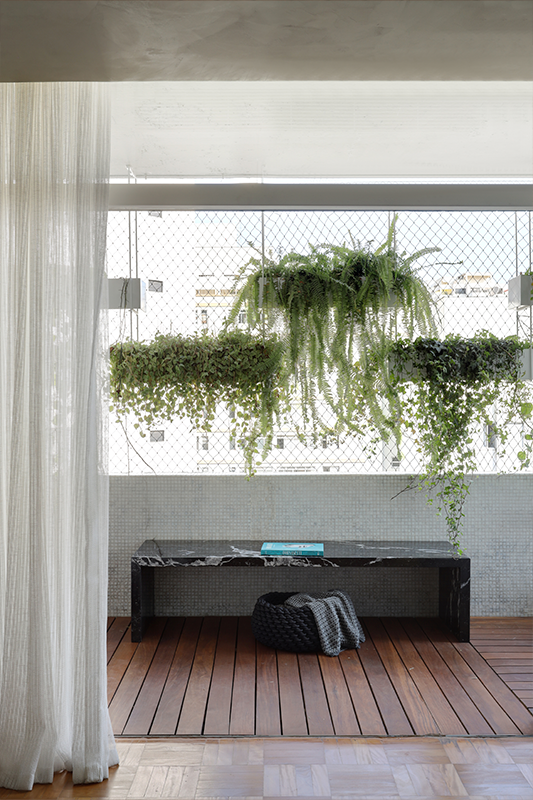 Projeto: Juliana Fabrizzi | O deque de madeira e cadeira suspensa trouxeram sensação de conforto para ambiente