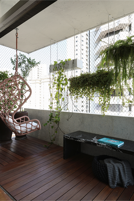 Projeto: Juliana Fabrizzi | O deque de madeira e cadeira suspensa trouxeram sensação de conforto para ambiente