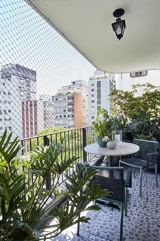 Projeto: Juliana Fabrizzi | O piso com pedras naturais misturadas com porcelanato criou atmosfera de praça para apartamento.